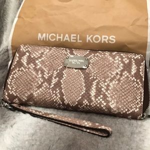 NWT michael kors jet set travel continen wristlet